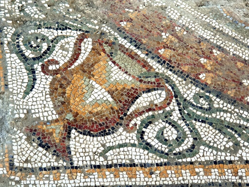 358715227 10227525356233936 6515853403091631182 n - Casignana, restaurato il mosaico di Dioniso. E’ un tripudio di colori - 7 358715227 10227525356233936 6515853403091631182 n - Meraviglie di Calabria - 6