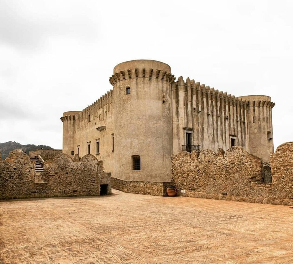 WhatsApp Image 2023 07 10 at 17.04.23 - Il possente castello sullo sperone di tufo a Santa Severina - 15 WhatsApp Image 2023 07 10 at 17.04.23 - Meraviglie di Calabria - 14