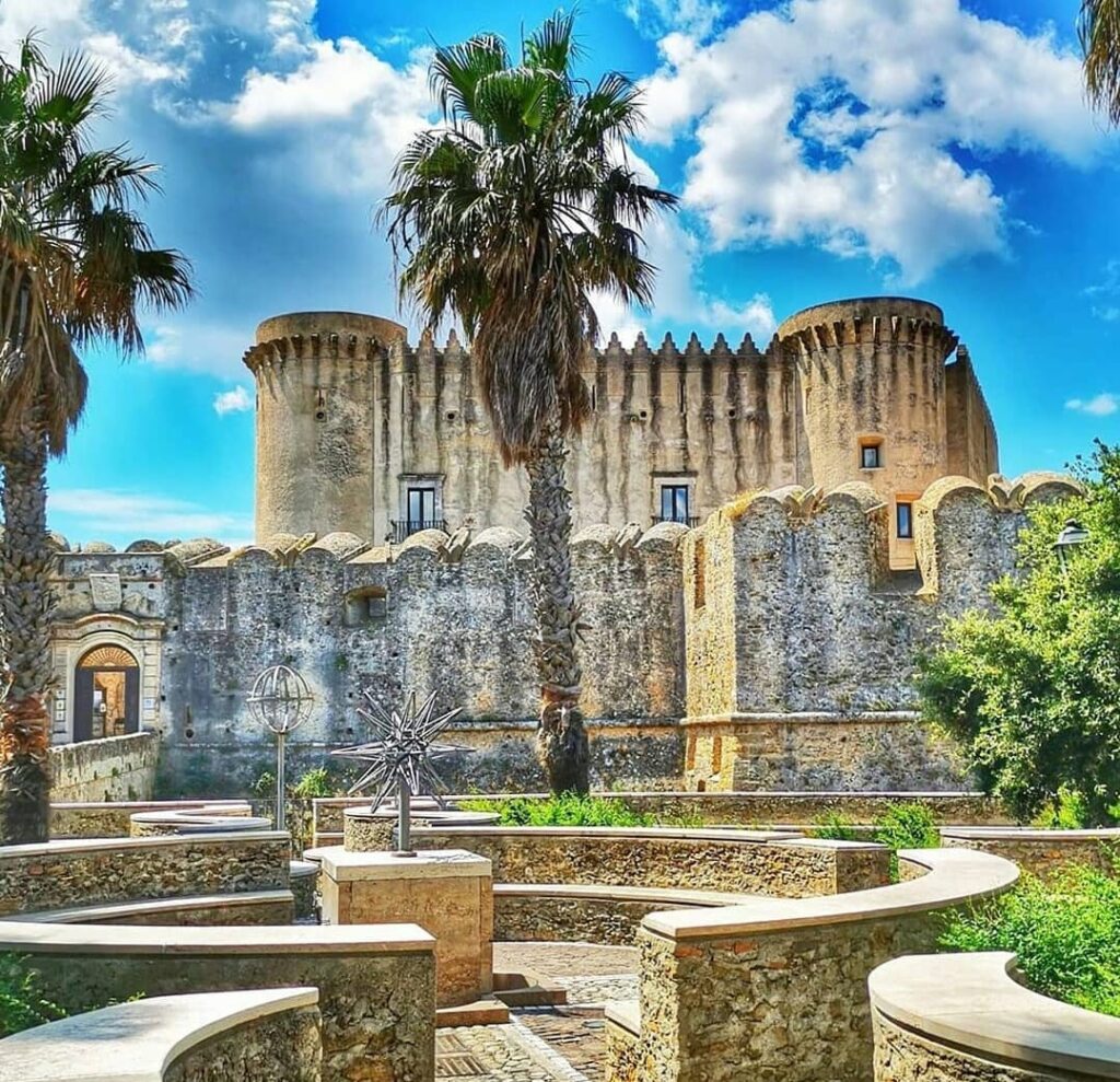 WhatsApp Image 2023 07 10 at 17.04.42 - Il possente castello sullo sperone di tufo a Santa Severina - 13 WhatsApp Image 2023 07 10 at 17.04.42 - Meraviglie di Calabria - 12