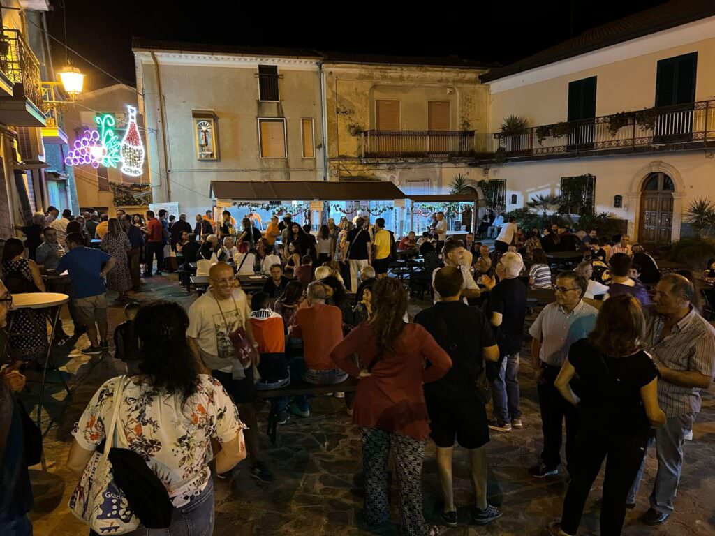 300476196 10221495748171822 4250129135162977306 n - Aprigliano brinda con i "Calici a Corte", nel borgo «tra i più belli di Italia» - 3 300476196 10221495748171822 4250129135162977306 n - Meraviglie di Calabria - 2