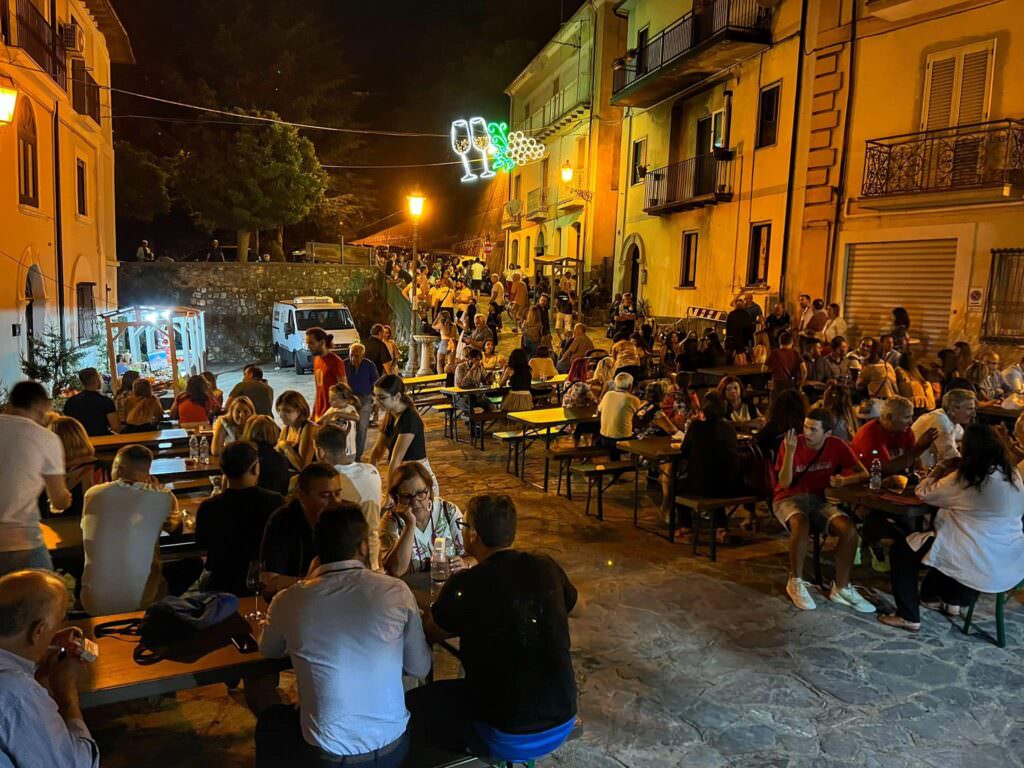 300577324 10221495744491730 6610639960649834062 n - A Vico di Aprigliano è festa nei 'catuaji': le storie e i sapori del borgo - 14 calici-corte-aprigliano