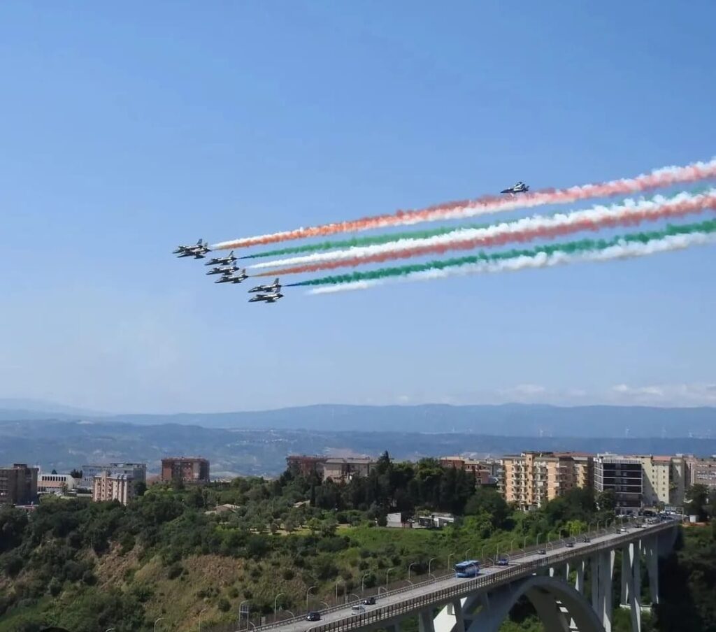 WhatsApp Image 2023 08 01 at 09.51.52 - Le Frecce Tricolori colorano il cielo di Reggio Calabria e Catanzaro - 7 WhatsApp Image 2023 08 01 at 09.51.52 - Meraviglie di Calabria - 6