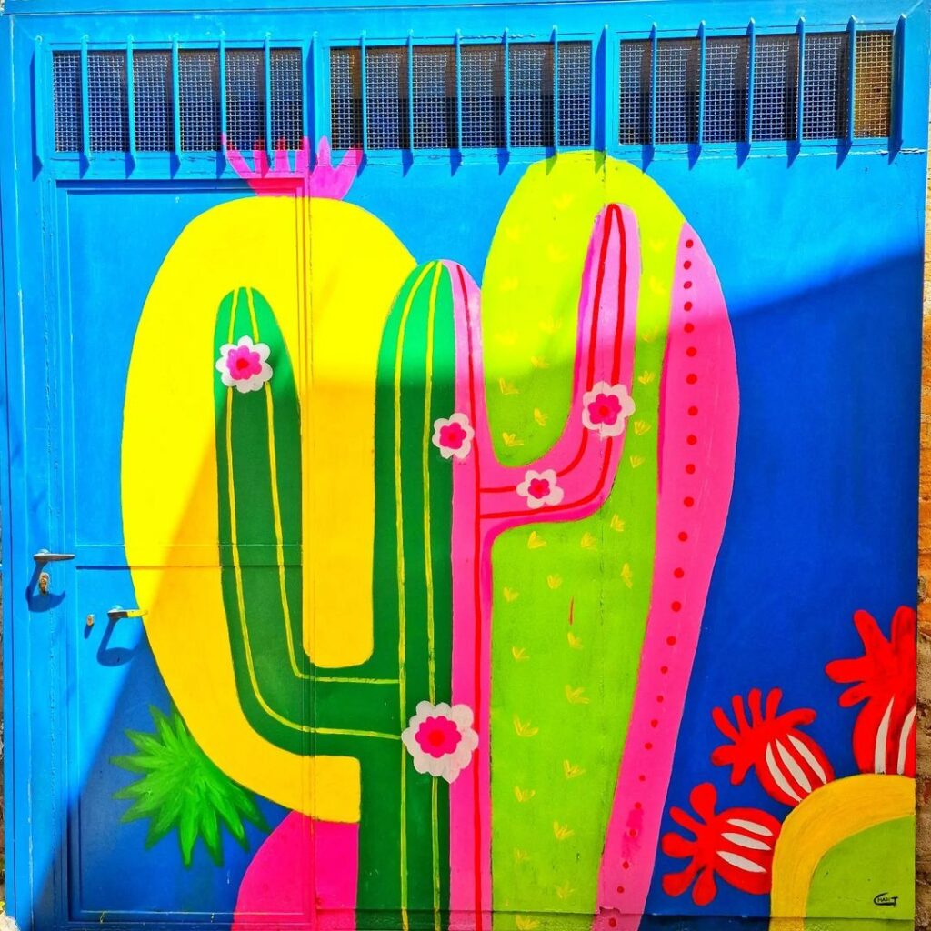 murales cactus su cancello - Borgo Croce, il valore di una storia semplice - 5 murales cactus su cancello - Meraviglie di Calabria - 4