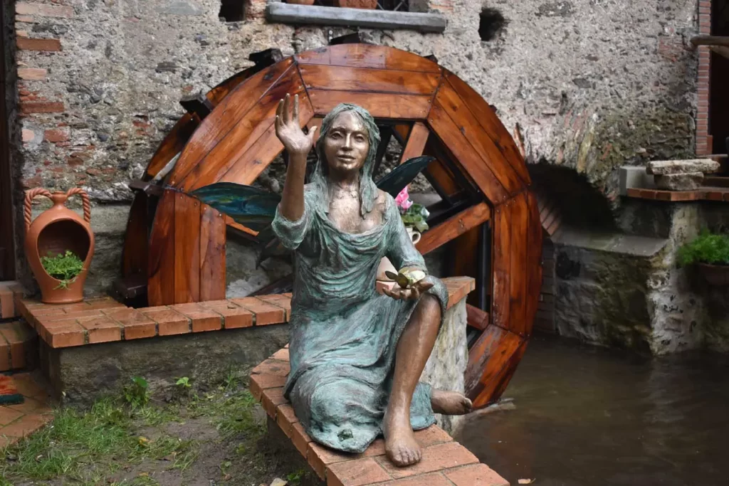 4 Statua bronzea della fata Gelsomina realizzata da Maurizio Carnevali - Un posto da favola a Lamezia Terme: all'Antico Mulino delle Fate un riconoscimento Unesco - 7 4 Statua bronzea della fata Gelsomina realizzata da Maurizio Carnevali - Meraviglie di Calabria - 6