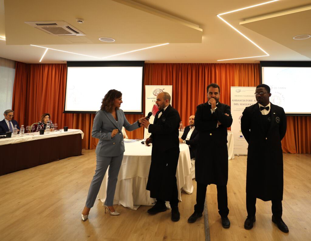 Premiazione Trofeo Sommelier del Magliocco 2023 Daniel Tamburri al microfono della giornalista Maria Teresa Santaguida - Daniel Tamburri premiato a Cosenza come miglior Sommelier del Magliocco - 3 Premiazione Trofeo Sommelier del Magliocco 2023 Daniel Tamburri al microfono della giornalista Maria Teresa Santaguida - Meraviglie di Calabria - 2