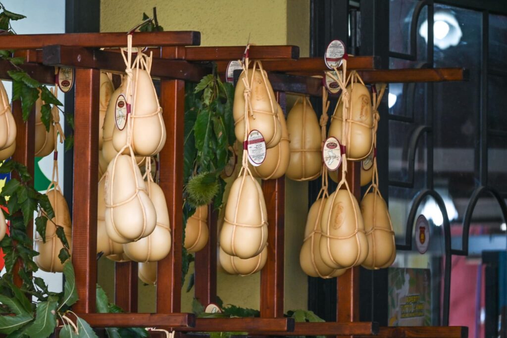 caciocavallo n - Enogastronomia, spettacolo e territorio: è l'Autunno di Camigliatello Silano - 13 caciocavallo n - Meraviglie di Calabria - 12