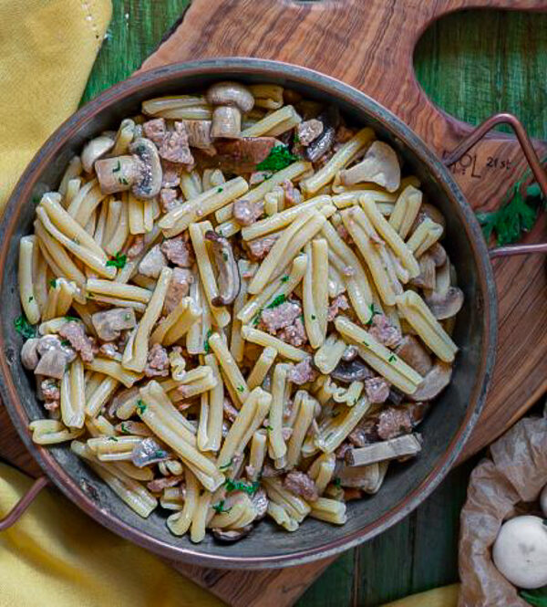 caserecce salsiccia e funghi 1 600x800 1 - Rustica e saporita: la pasta con funghi e salsiccia di una nonna di Calabria - 13 caserecce salsiccia e funghi 1 600x800 1 - Meraviglie di Calabria - 12