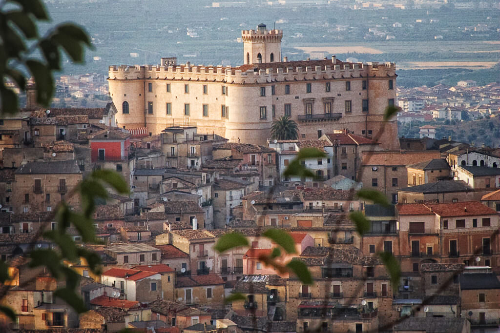 Il castello tra le case - Di stazione in stazione: due nuove tappe per Viaggia in treno e scopri la Calabria - 5 Il castello tra le case - Meraviglie di Calabria - 4