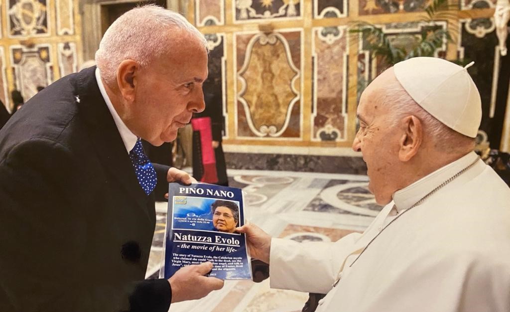 PINO NANO DA PAPA FRANCESCO CON IL LIBRO SU NATUZZA - Il rifugio delle anime, la storia di Natuzza Evolo su Rai Tre - 5 PINO NANO DA PAPA FRANCESCO CON IL LIBRO SU NATUZZA - Meraviglie di Calabria - 4
