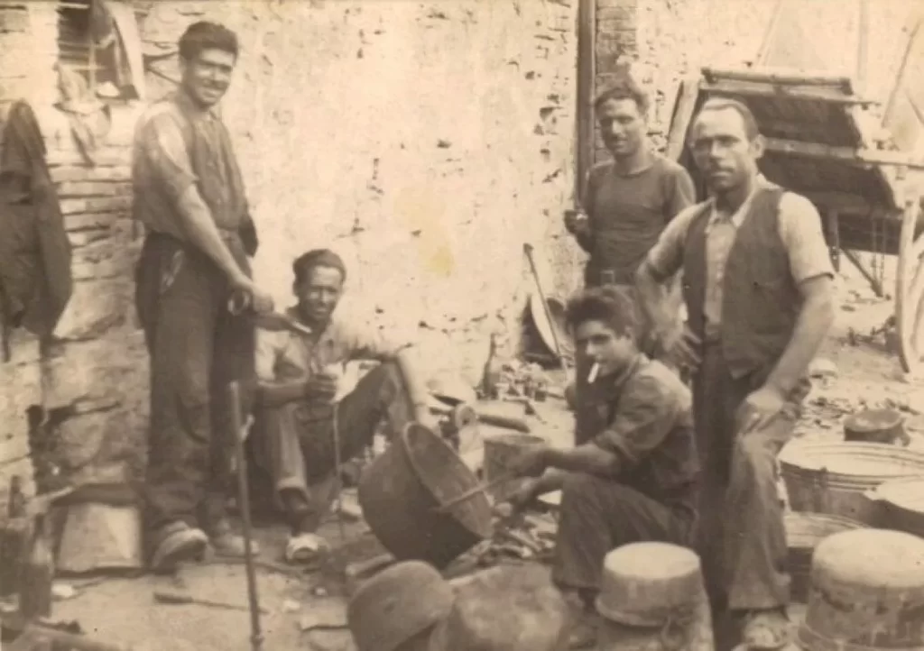 calderai - Una storia di amicizia e solidarietà : a Dipignano, la Rievocazione storica dei Calderai - 3 calderai - Meraviglie di Calabria - 2