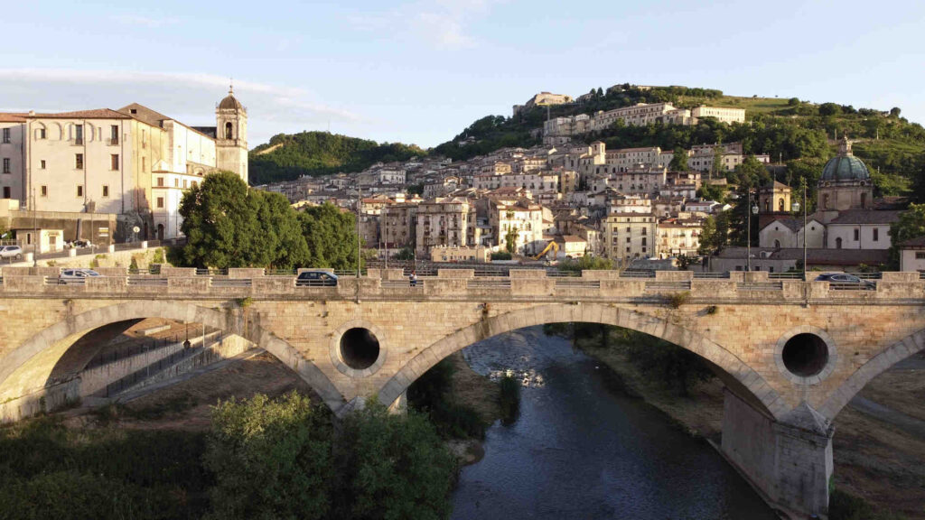 cosa vedere a Cosenza Vecchia centro storico panorami - Fuori binario, su Rai 5 il viaggio in treno dallo Jonio alla Sila - 19 cosa vedere a Cosenza Vecchia centro storico panorami - Meraviglie di Calabria - 18