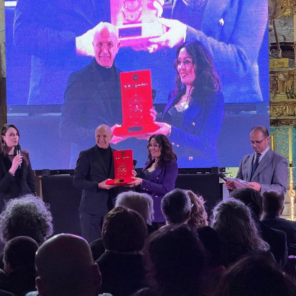 premiazione n - Domenico Iannacone che riconosce alla Calabria il valore dei luoghi nella Città di Gioacchino da Fiore - 5 premiazione n - Meraviglie di Calabria - 4