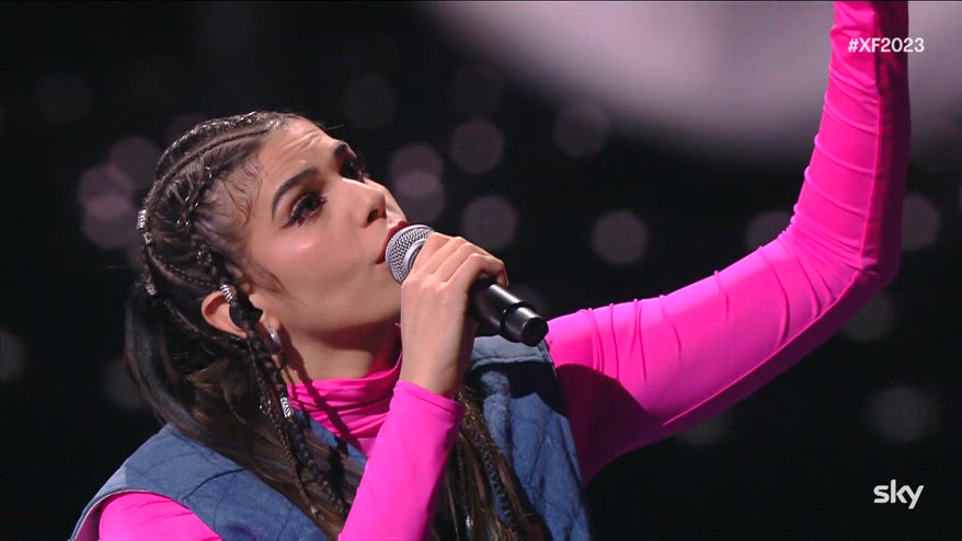 sarafine esibizione jpg - X Factor 2023: la voce calabrese di Sarafine conquista il palco della finale - 3 sarafine esibizione jpg - Meraviglie di Calabria - 2