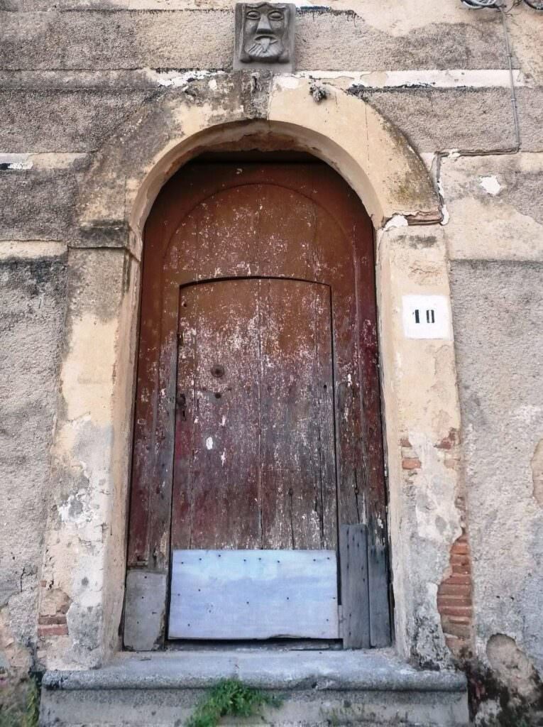 0ec96bd1 5c57 4cab b3dc f12b496b2cf7 - La leggenda della “Statua con il braccio di pietra” a Satriano - 11 0ec96bd1 5c57 4cab b3dc f12b496b2cf7 - Meraviglie di Calabria - 10