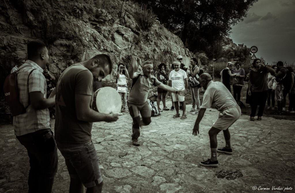 14379600 10209054875346656 3470582825318675218 o - Quel legame ancestrale con la “danza” a Cardeto - 7 14379600 10209054875346656 3470582825318675218 o - Meraviglie di Calabria - 6
