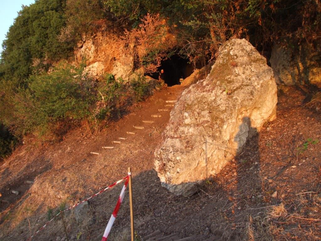 b53f95b7 a52c 4d5b a818 96d6bbb9ff92 - La Grotta di Trakina: scrigno di tesori antichi - 11 b53f95b7 a52c 4d5b a818 96d6bbb9ff92 - Meraviglie di Calabria - 10