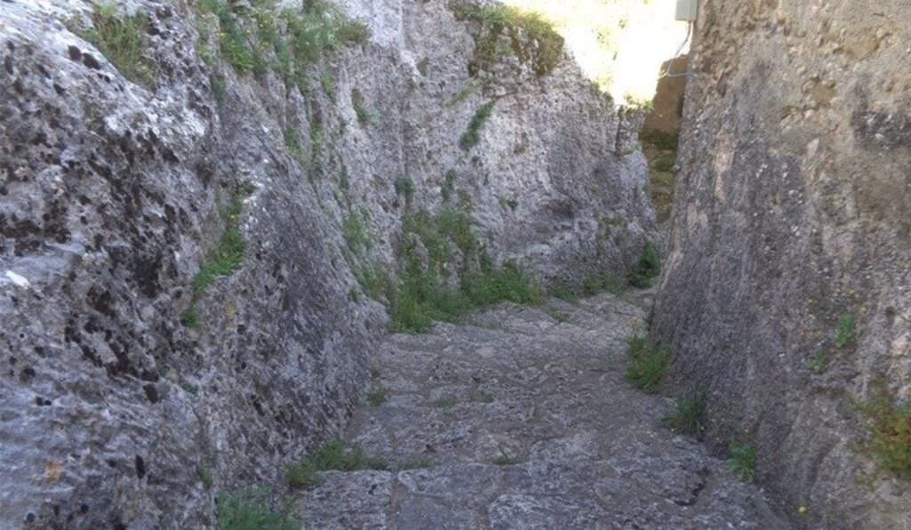 gradini in discesa - La Motta di Domanico, gioiello (ancora) poco conosciuto - 9 gradini in discesa - Meraviglie di Calabria - 8