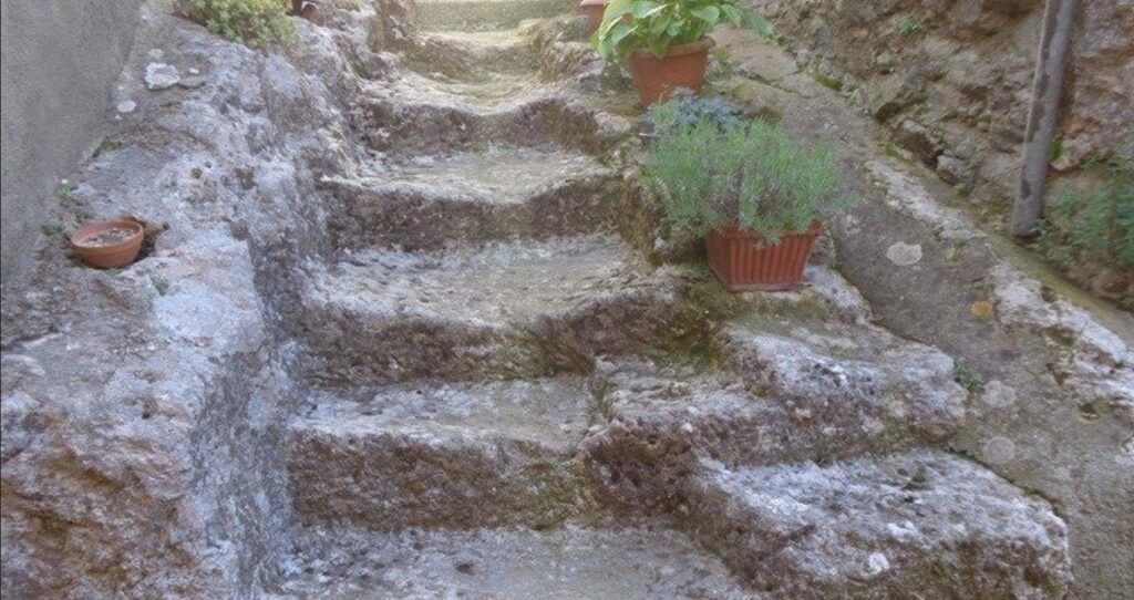 gradini in pietra - La Motta di Domanico, gioiello (ancora) poco conosciuto - 13 gradini in pietra - Meraviglie di Calabria - 12