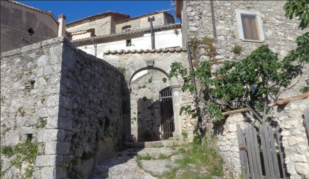 portale - La Motta di Domanico, gioiello (ancora) poco conosciuto - 11 portale - Meraviglie di Calabria - 10