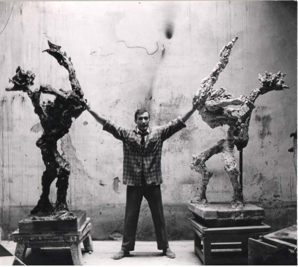 Alik Cavaliere con due opere nel suo studio nel 1965 - All’Aba di Catanzaro il docufilm “Alik Cavaliere” di Nino Cannatà - 9 Alik Cavaliere con due opere nel suo studio nel 1965 - Meraviglie di Calabria - 8