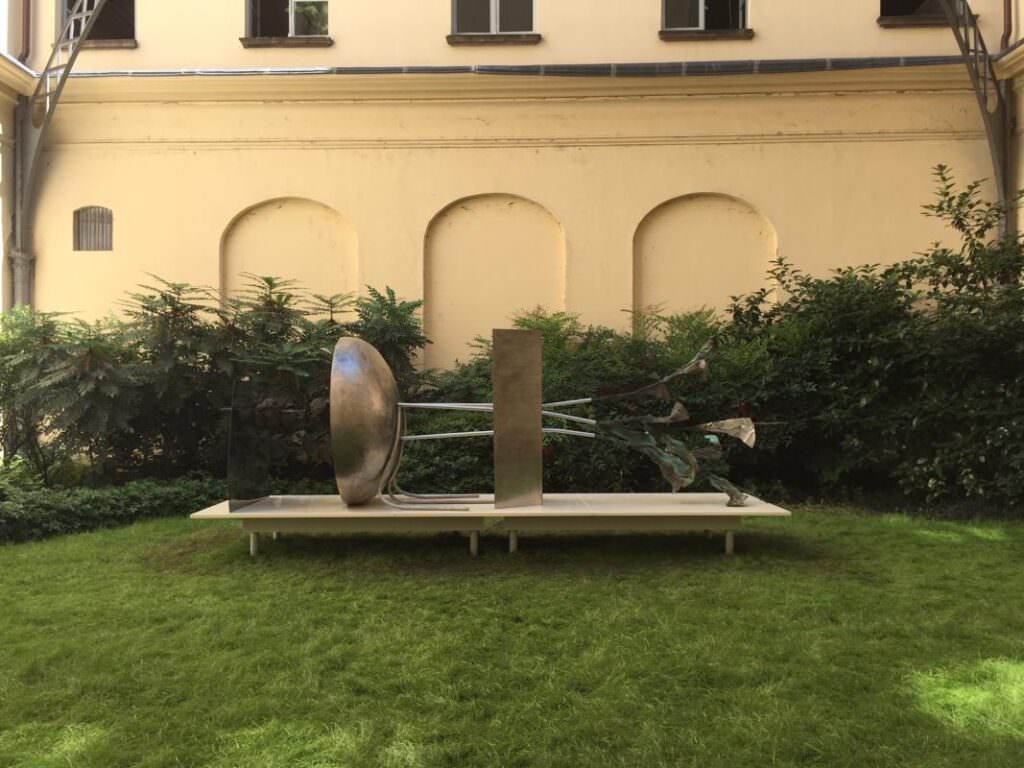 Alik Cavaliere E sara sempre di tutti quelli che credono con la loro arte di defraudare la natura 1967 bronzo acciaio cm 140x550x120 Palazzo Litta foto Nino Cannata - All’Aba di Catanzaro il docufilm “Alik Cavaliere” di Nino Cannatà - 17 Alik Cavaliere E sara sempre di tutti quelli che credono con la loro arte di defraudare la natura 1967 bronzo acciaio cm 140x550x120 Palazzo Litta foto Nino Cannata - Meraviglie di Calabria - 16