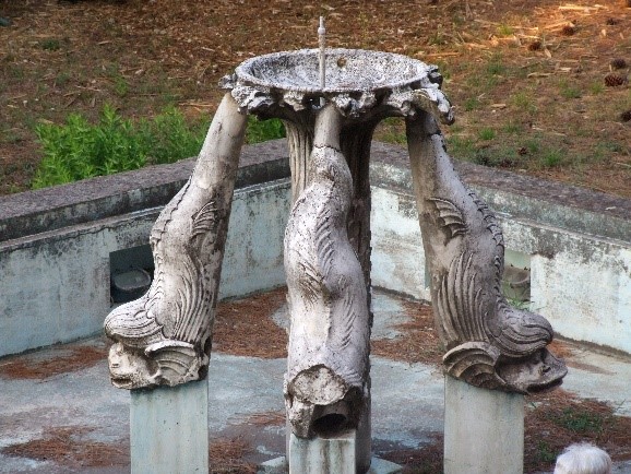 Cio che rimane dellantica fontana della Palma - Meraviglie di Calabria - 14