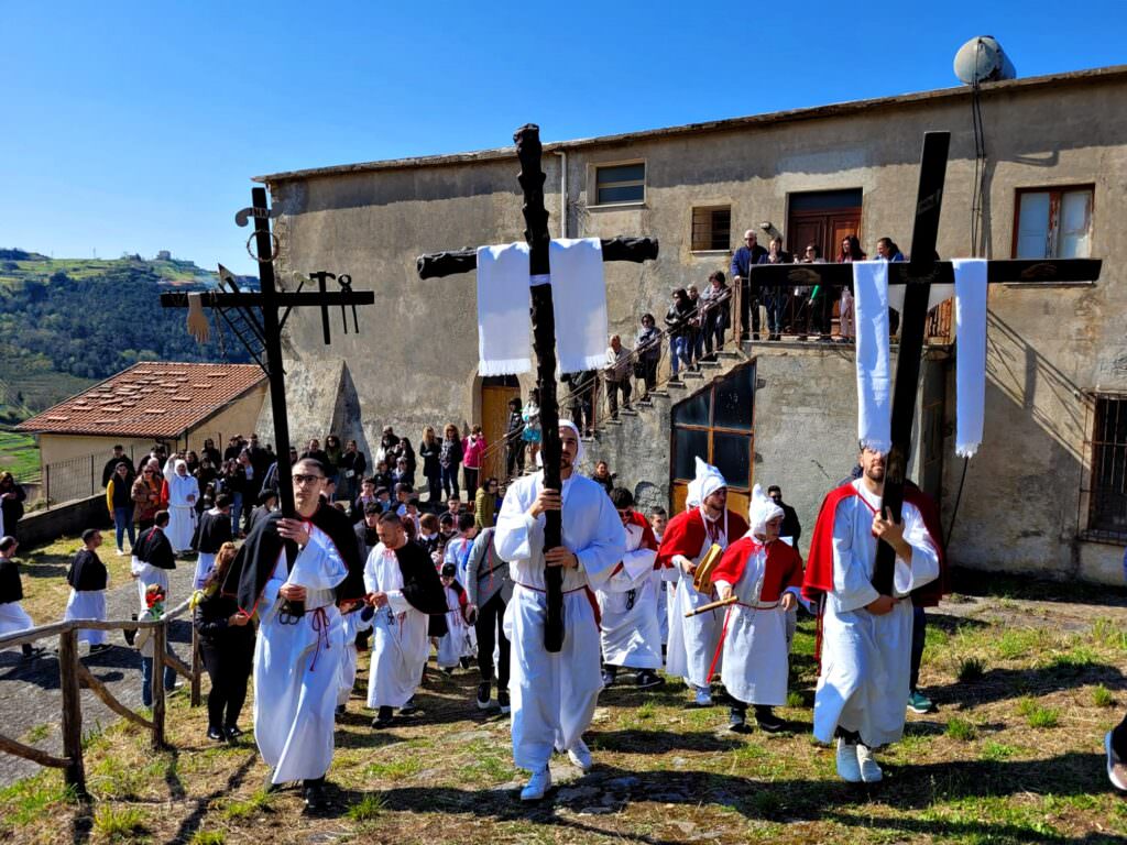 340884532 736891384804910 1584216459540034267 n - Belvedere Marittimo partecipa al Calvario di Cristo - 7 340884532 736891384804910 1584216459540034267 n - Meraviglie di Calabria - 6