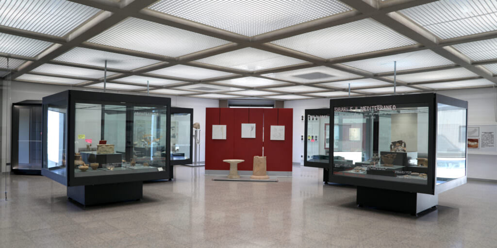 Museo della Sibaritide sala sugli scavi di sibari 01 scaled e1710846739261 - Parchi di Crotone e Sibari, arriva la mostra "70 anni con Italia Nostra" - 7 Museo della Sibaritide sala sugli scavi di sibari 01 scaled e1710846739261 - Meraviglie di Calabria - 6
