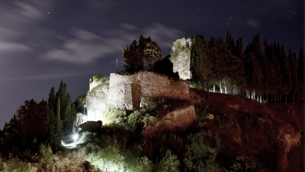 Resti del castello di Aiello notturna - Meraviglie di Calabria - 4