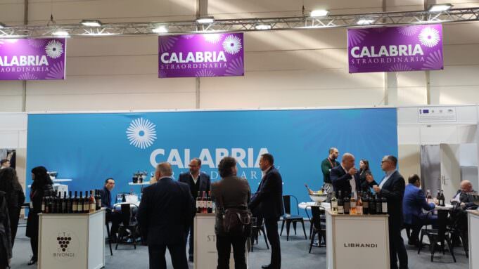 WhatsApp Image 2024 03 10 at 10.05.31 681x383 1 - ProWein, il meglio della Calabria vinicola in vetrina in Germania - 3 WhatsApp Image 2024 03 10 at 10.05.31 681x383 1 - Meraviglie di Calabria - 2