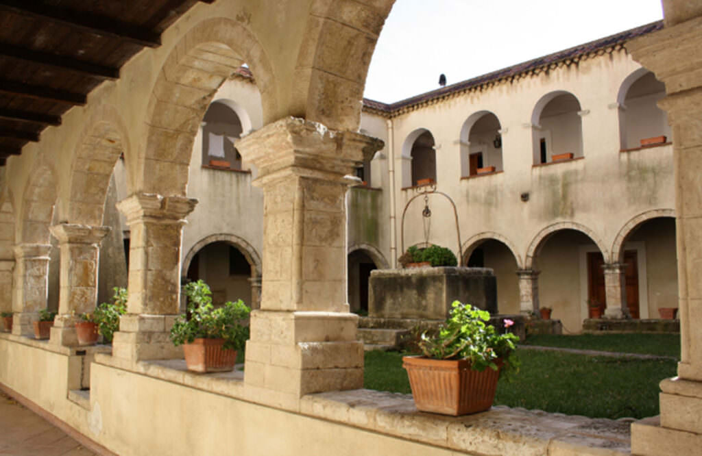 30 petilia policastro mesoraca eccehomo chiostro r 1 - Meraviglie di Calabria - 69
