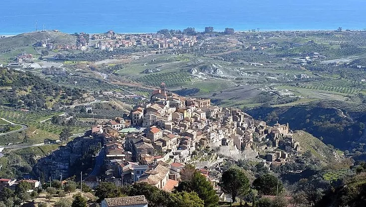 BADOLATO BORGO E MARINA - “Fate i tuoni”, l’accoglienza dei curdi a Badolato diviene un romanzo - 3 BADOLATO BORGO E MARINA - Meraviglie di Calabria - 2