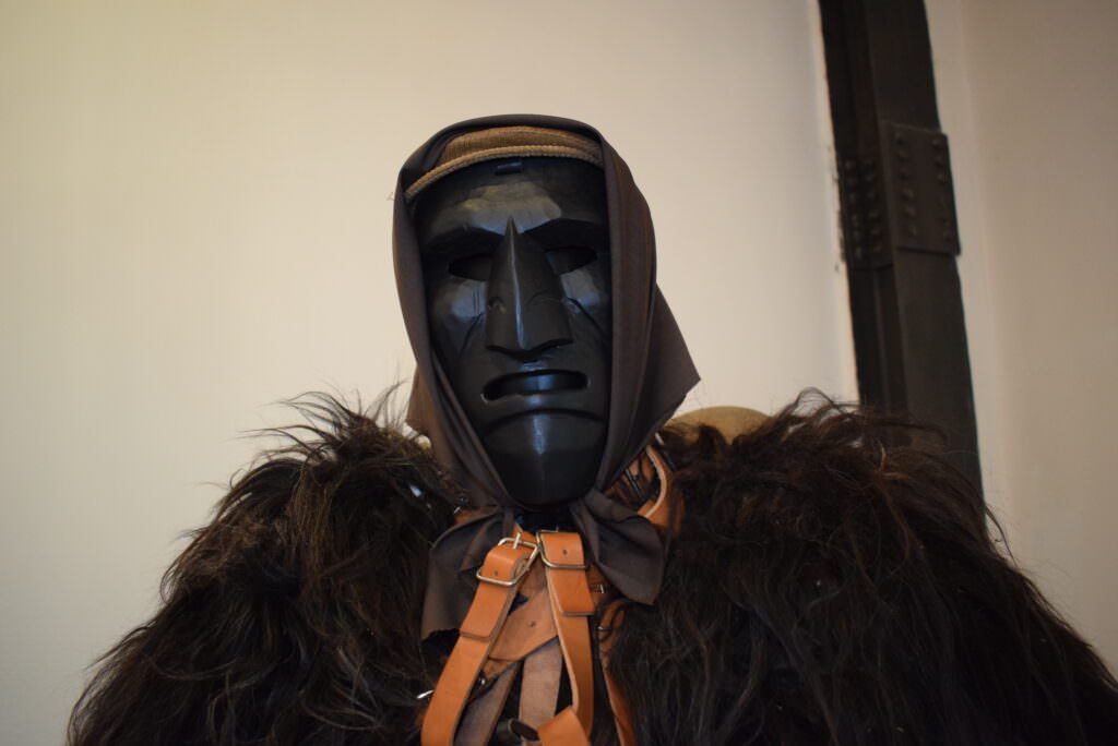 COSTUME MAMUTZONE – CARNEVALE DI SAMUGHEO - Alessandria del Carretto, nasce il primo museo delle maschere e del folklore - 5 COSTUME MAMUTZONE – CARNEVALE DI SAMUGHEO - Meraviglie di Calabria - 4
