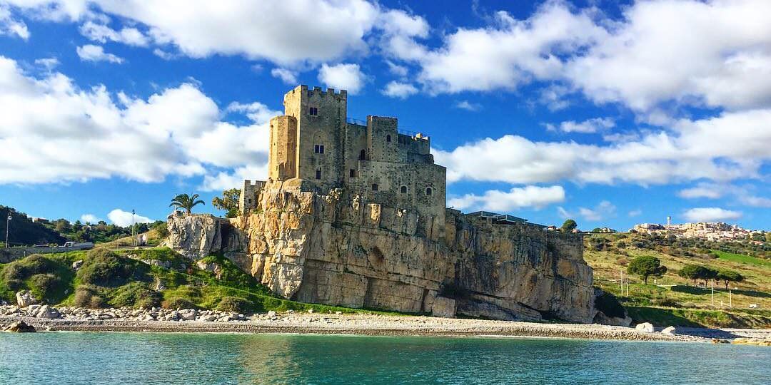 Castrum Petrae Roseti, storia e leggende attorno al maniero di Roseto