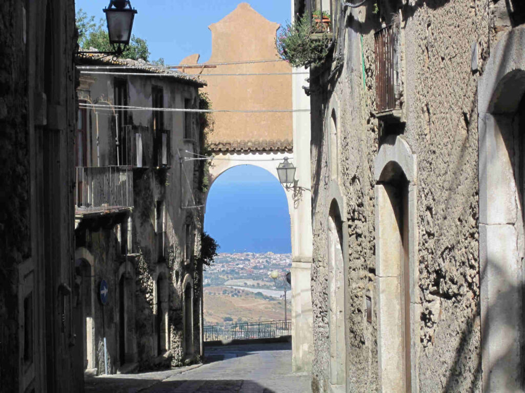 Gerace antico Borgo dello Sparviero spuntidiviaggio - Le telecamere di Geo nuovamente sul borgo incantato di Gerace - 11 Gerace antico Borgo dello Sparviero spuntidiviaggio - Meraviglie di Calabria - 10