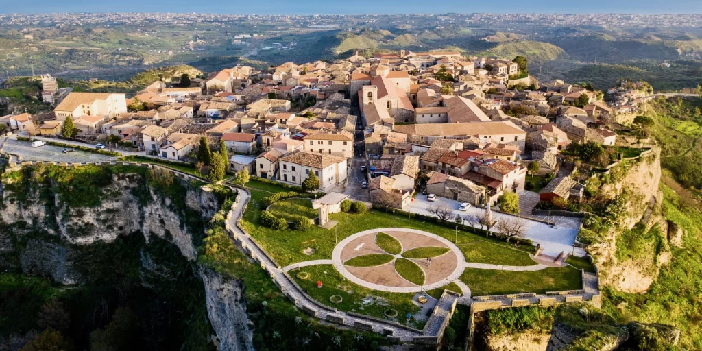 Gerace scaled 1 e1712818878759 - Ad Altomonte e Gerace le tappe del Forum della Gastronomia Messicana - 5 Gerace scaled 1 e1712818878759 - Meraviglie di Calabria - 4