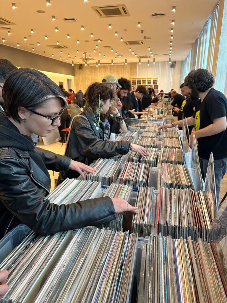 catanzaro vinile market 2 - "Catanzaro vinyl market", la terza edizione chiude con il botto - 5 catanzaro vinile market 2 - Meraviglie di Calabria - 4