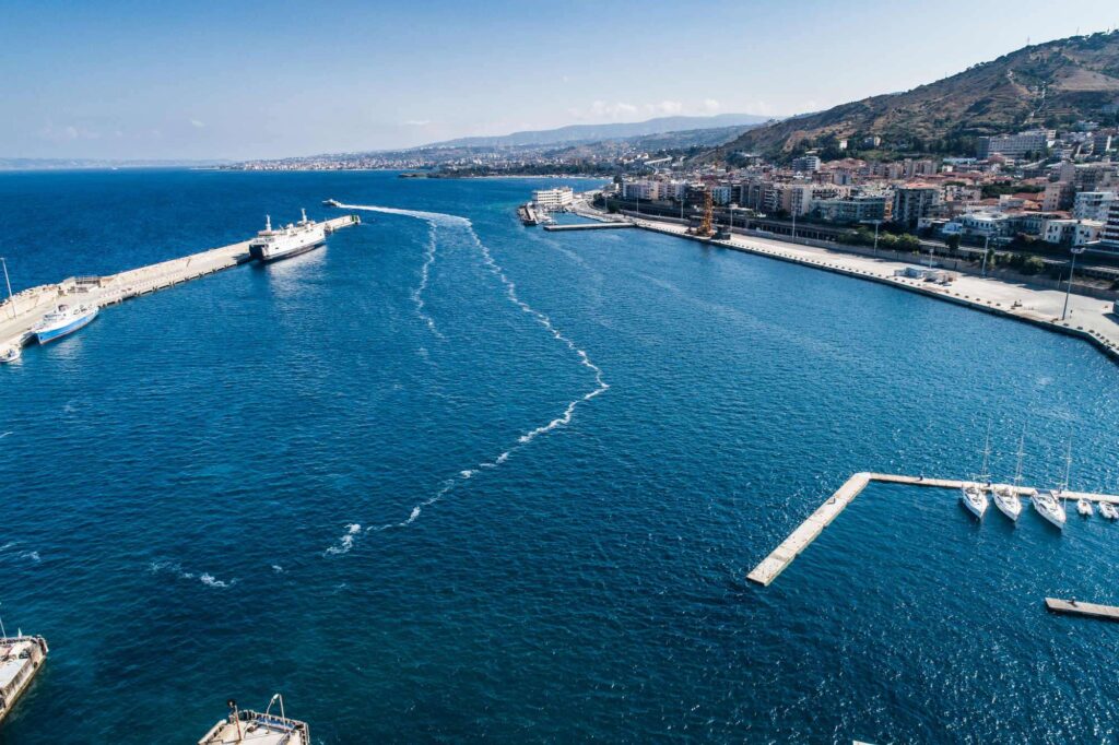 porto reggio 1 - Reggio si conferma meta croceristica, turisti tedeschi della Hamburg in città - 11 porto reggio 1 - Meraviglie di Calabria - 10