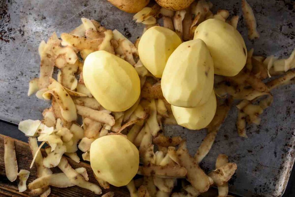 sbucciare patate 19042023 – Mammeincucina 1 - Le patate 'mbacchiuse, il forte sapore della genuinità – LA RICETTA - 7 sbucciare patate 19042023 – Mammeincucina 1 - Meraviglie di Calabria - 6
