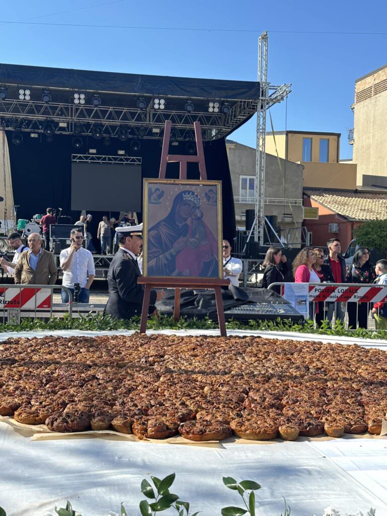 438096931 311748535287104 1503251496577251444 n - Ad Isola il dolce da record, realizzata una Pitta cu d’ogghju da oltre 3 quintali - 3 438096931 311748535287104 1503251496577251444 n - Meraviglie di Calabria - 2