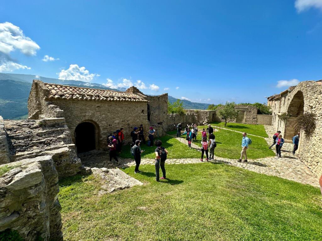 442507649 476603031555404 6974795986903761429 n - Il borgo dei due Castelli attrae, a Cleto si susseguono i tour di visitatori - 5 442507649 476603031555404 6974795986903761429 n - Meraviglie di Calabria - 4