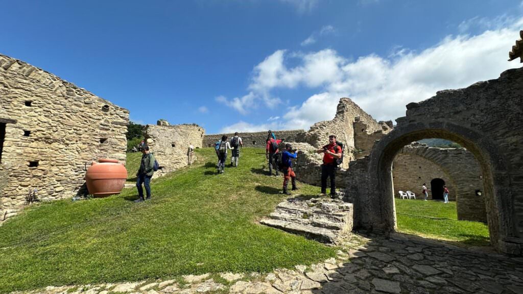 444469106 476603018222072 5378786583163704270 n - Il borgo dei due Castelli attrae, a Cleto si susseguono i tour di visitatori - 13 444469106 476603018222072 5378786583163704270 n - Meraviglie di Calabria - 12