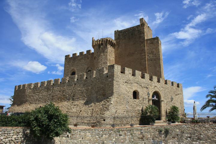 57947 1473294630907 7011970 n - Castrum Petrae Roseti, storia e leggende attorno al maniero di Roseto - 5 57947 1473294630907 7011970 n - Meraviglie di Calabria - 4