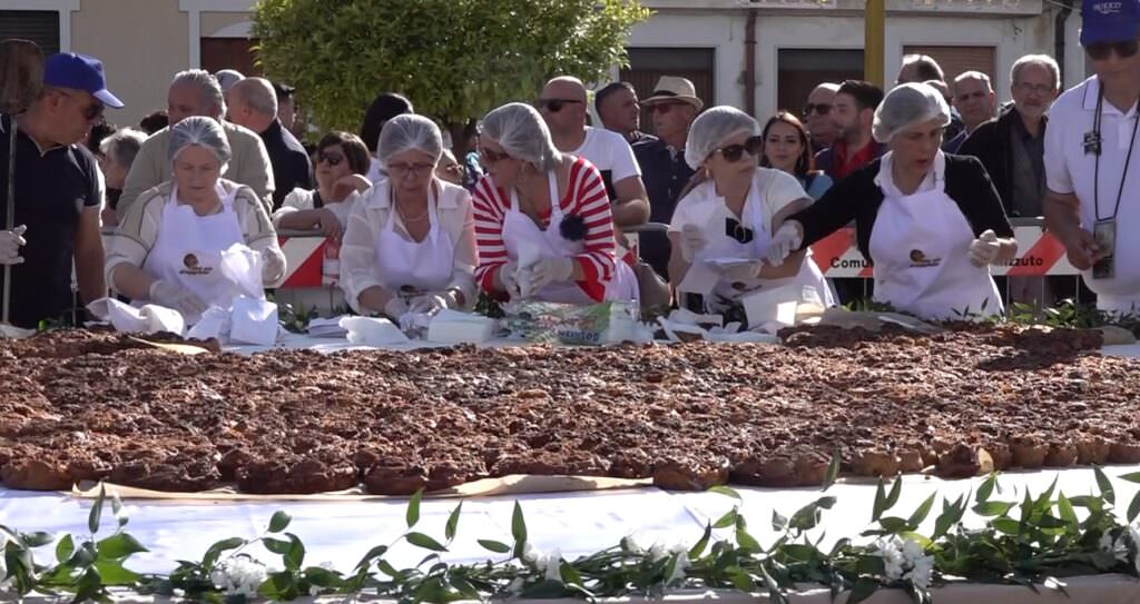 Immagine 2024 05 06 170926 - Ad Isola il dolce da record, realizzata una Pitta cu d’ogghju da oltre 3 quintali - 7 Immagine 2024 05 06 170926 - Meraviglie di Calabria - 6