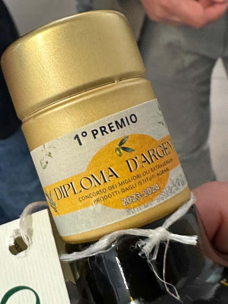 MAJORANA OLIO MOMENA 5 - Il miglior extravergine prodotto dagli Agrari d’Italia? Il “Momena” di Corigliano-Rossano - 7 MAJORANA OLIO MOMENA 5 - Meraviglie di Calabria - 6
