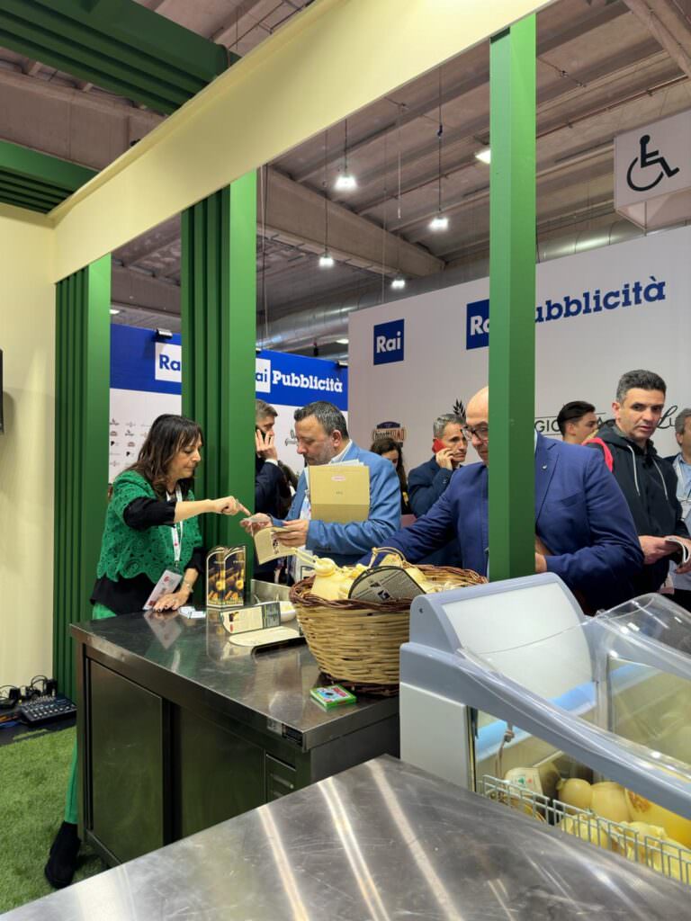 WhatsApp Image 2024 05 10 at 20.01.51 - Il Caciocavallo Silano brilla al Cibus - 3 WhatsApp Image 2024 05 10 at 20.01.51 - Meraviglie di Calabria - 2