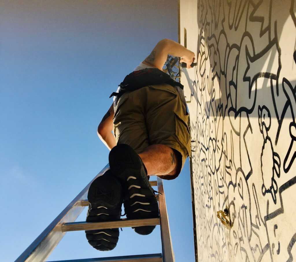 Artista a lavoro murales - Cardinale e Brognaturo: Arte, Musica e Territorio Protagonisti di “Nuovi Radicamenti 2024” - 5 Artista a lavoro murales - Meraviglie di Calabria - 4