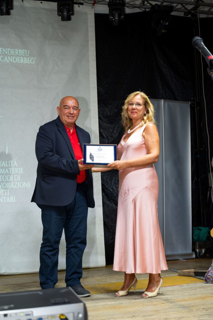 Civita Premio Skanderberg Sindaco Tocci e dottoressa Stamati - Civita, prima edizione del Premio “Giorgio Castriota Scanderberg” - 3 Civita Premio Skanderberg Sindaco Tocci e dottoressa Stamati - Meraviglie di Calabria - 2