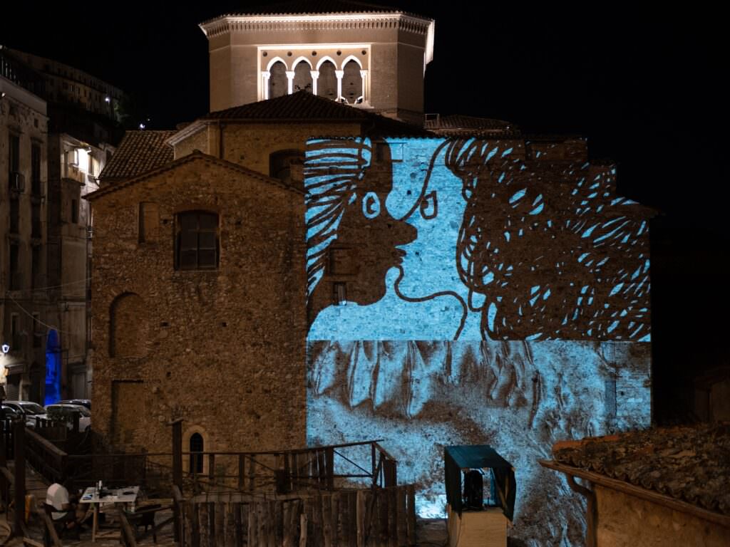 Linstallazione Astral Machines tenutasi a lugliosulla facciata posteriore del Duomo di Cosenza 1 - Cosenza, torna MicroMondi: dal Kinoki LAB alla Cena di Quartiere ai Rivocati - 5 Linstallazione Astral Machines tenutasi a lugliosulla facciata posteriore del Duomo di Cosenza 1 - Meraviglie di Calabria - 4