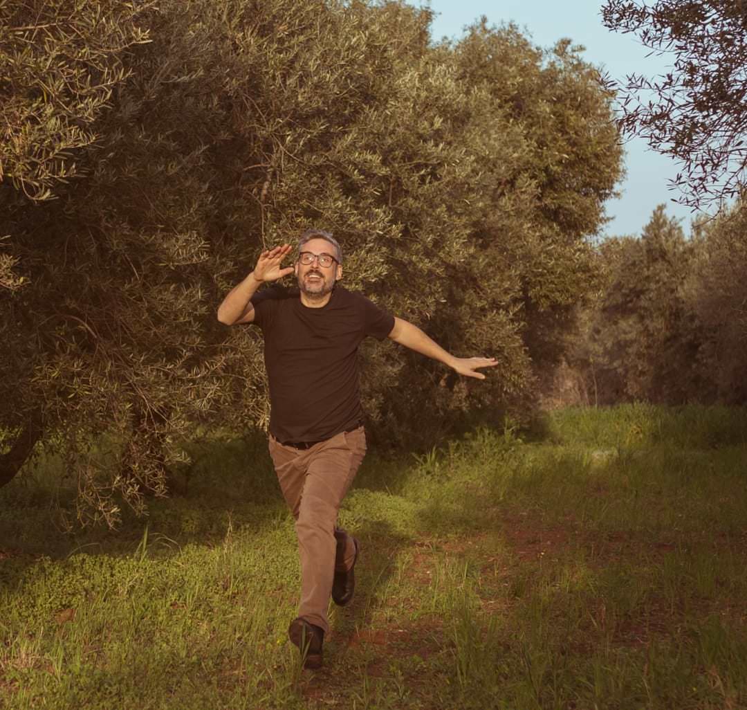 Dario Brunori, “Il tempo delle noci” da oggi in anteprima su RaiPlay